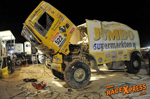 Jan Lammers en crew nemen de schade op, Truck compleet afgschreven